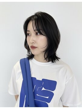 外はね黒髪ミディアム