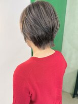 モリオ(morio)&nbsp;ハイライトカラー白髪ぼかしハイライトくびれショートボブ