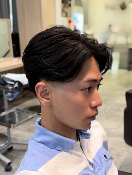 メンズヘアフェイス(Men's hair FACE。) 刈り上げセンターパート/毛流れパーマ