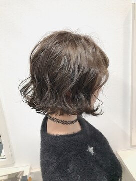 ジゼル(GiseL) ベージュアッシュ/ダブルカラー/ブリーチ/ショートカット/ボブ