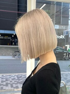 ニトバイアンキシム(nit by ahnkism) ボブミルクティーベージュブリーチダブルカラー堀江