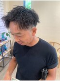 ソフトツーブロック波巻きツイストスパイラル黒髪細束刈り上げ
