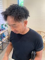 シフト(SHEEFT)&nbsp;ソフトツーブロック波巻きツイストスパイラル黒髪細束刈り上げ