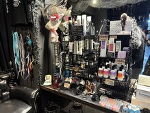 ゴシック調の店内♪お客様に合った商品、アクセサリーも販売中♪