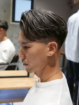 メッツ 原宿(METS) MEN'S/かき上げサイドパート×ハイライト/テーパーフェード