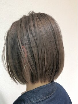 マイティー(Mighty) グレージュカラー切りっぱなしボブ