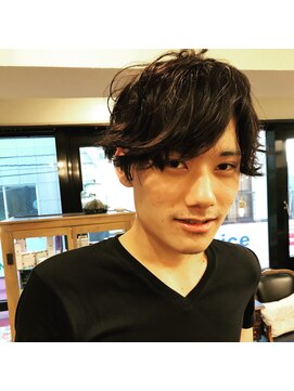 ヨナサン(Yona Saint) ツーブロック、刈り上げ、メンズヘア。