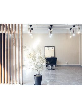 スタイリスト1名、お席も1席のみのプライベートサロンでゆっくりと寛げる極上のサロンタイムをお届けします