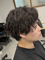 フゥ 宇都宮(FeU)&nbsp;波巻きパーマセンターパートツイストスパイラルパーマ刈り上げ