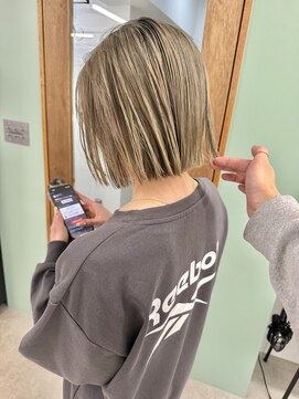 ヒビヲ(HIBIO) ショートボブ タッセルボブ ミルクティーベージュ ケアブリーチ