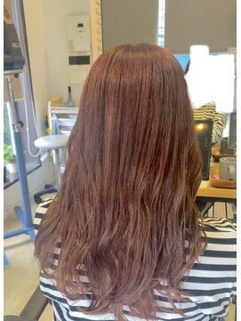 肌が明るく見える暖色ピンク×ミディアムヘア