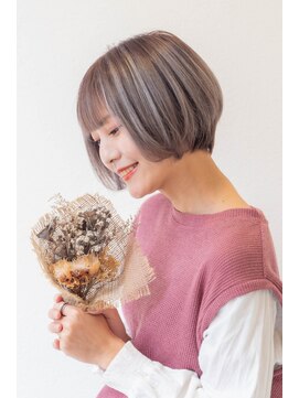 プラザサロン 辰巳台店 シルバーメッシュ　ショートヘア
