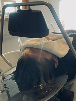 シフォン(Chiffon)の写真/完全個室のシャンプー台でお湯に包まれる新しい極上ヘッドスパ。頭浸浴で叶える癒し時間をご体感ください。