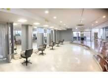 アルムヘアー(alm hair)の雰囲気（明るく広--い店内★駐車場30台完備★朝９時～夜は22時まで営業）