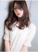 リラックス感のある大きいカールとツヤで大人っぽさを