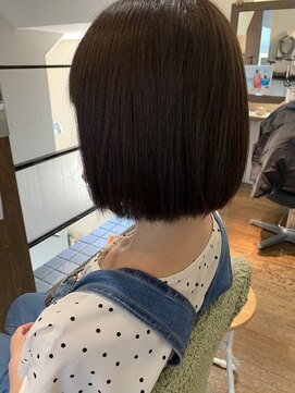 カットインホンテン(CUT IN HONTEN) ナチュラルbob×ツヤカラー