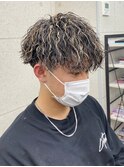 ハイライト ツーブロック ツイストスパイラルパーマ 束感 20代