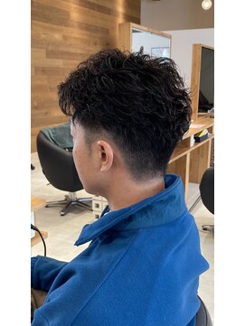 リーク(LEEK) ハサミで作る刈り上げにスパイラルパーマで大人パーマスタイル！