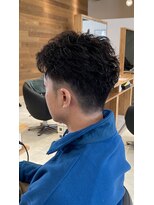 リーク(LEEK) ハサミで作る刈り上げにスパイラルパーマで大人パーマスタイル!