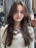 ユニ 原宿(uni)&nbsp;韓国ヘアロングレイヤーカットグレージュカラーハッシュカット