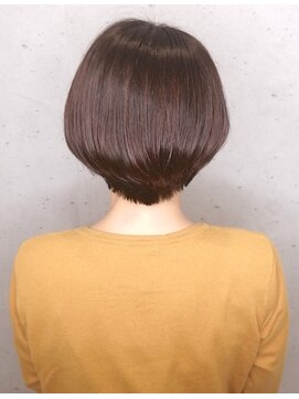 ジーナ(JINA) ◆襟足スッキリ・後頭部にボリュームのある ショートヘア♪