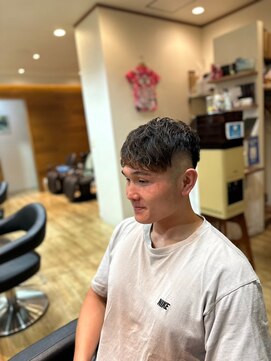 ラクヘアー 上福岡店 メンズ 個性的波巻きパーマ刈り上げスキンフェード