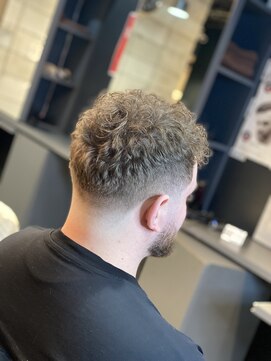 フランクスバーバー アンド ビアークラブ(FRANK'S BARBER and BEER CLUB) テーパーフェード スペインカール