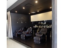 ヘアデザイン ダブル(hair design Double)の雰囲気（　カーテンで仕切られた落ち着いた空間のシャンプー室）
