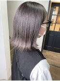 グレーベージュくすみカラーの外はねボブ