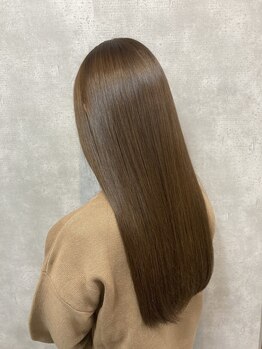 美容室 エクセモ小山の写真/広々としたフロアーには16のお席と2つの個室がございます♪プライベート空間で、癒しのゆったりタイムを◎