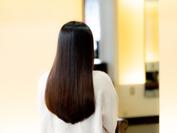 LocoA hair design/髪質改善の写真/≪自然な柔らかさ×圧倒的ツヤ≫クセを抑えて、いつまでも触れたくなる“うる艶ナチュラルストレート”へ♪