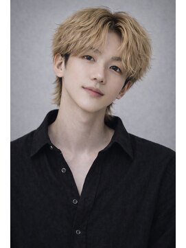 ヘアールーム アート(hair room a to by NYNY) フェザーショート×ミルクティーベージュ