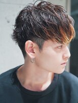 ライラ(Lyla)&nbsp;刈り上げ前下がりショート　抜きっぱなしハイライト