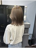 【下田】切りっぱなし外はねミディアムボブミルクティーベージュ