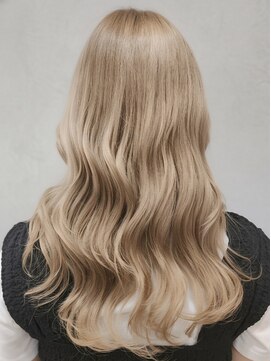 アヴァロンテ アットウィルヘアー(A VOLONTE at will hair) 透明感ミルクティーグレージュの大人上品なウェーブロング[成田]