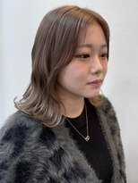 シエスタ(SIESTA)&nbsp;外ハネミディ　顔周りカット　ミルクティーアッシュ　20代