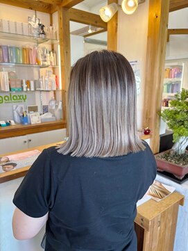 ギャラクシー ヘアードレッサーズ(galaxy hairdressers) ぱっつんボブバレイヤージュホワイトグレージュ