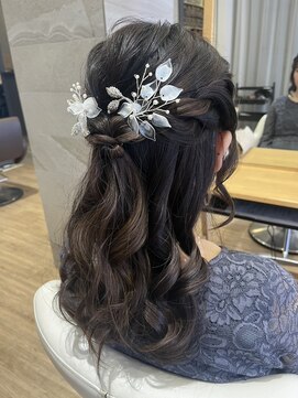 ヘアメイクアクト 都賀店 華やぎをまとう、上品ハーフアップ