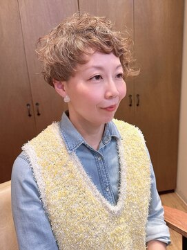 ヘアー ドレッサー パワードール(Hair Dresser) 40代、アシメなくるくるパーマ