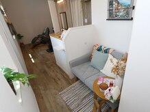 エニシ(Enishi)の雰囲気（セット面もひとつだけ。フルフラットのシャンプー台で夢心地。）