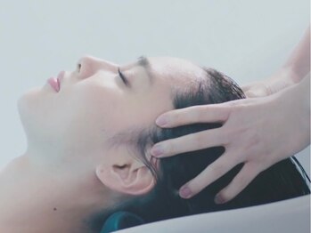 レーベン(Leben)の写真/【髪と頭皮を美しく】未来の美髪を育む本格ケア。気になる頭皮のニオイ・ベタつきを解消し髪にハリコシを◎