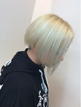 美容室 バル クリエ ハイトーンカラーの前下がりボブ