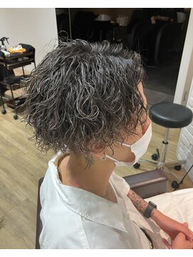 エヌプラス(N+) ◇ツイストスパイラルパーマ/刈り上げ/センターパート