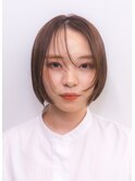 柔らかな質感のヌーディベージュカラーにショートミニボブ