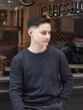 フォーコーナーズ(Four Corners) スキンフェード/バーバー/刈り上げ