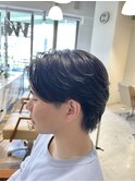 柔らかな毛流れのフェザーショート