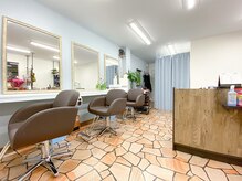 リバーサイドサロン(Riverside Salon)の雰囲気（3席の店内ですが、1人のスタイリストで担当してるので貸切♪）