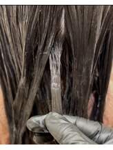 髪質改善矯正ではお客様1人1人に合わせた薬剤を調合し、髪への負担を最小限に！