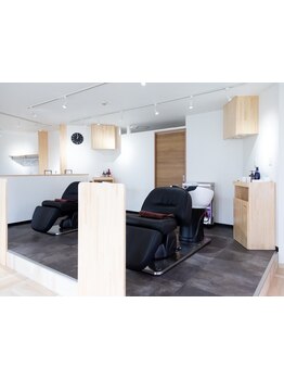 フルフラットのシャンプー台で、リラックスしたサロンタイム空間をご用意☆癒しのヘッドスパが大人気◎