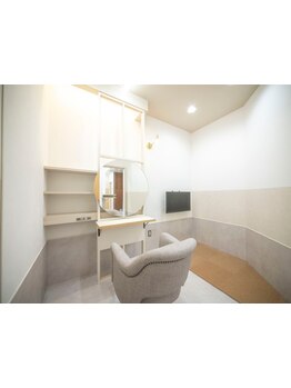 完全個室のプライベート空間が人気◎ゆったり静かな落ち着いた店内【マンツーマン施術】